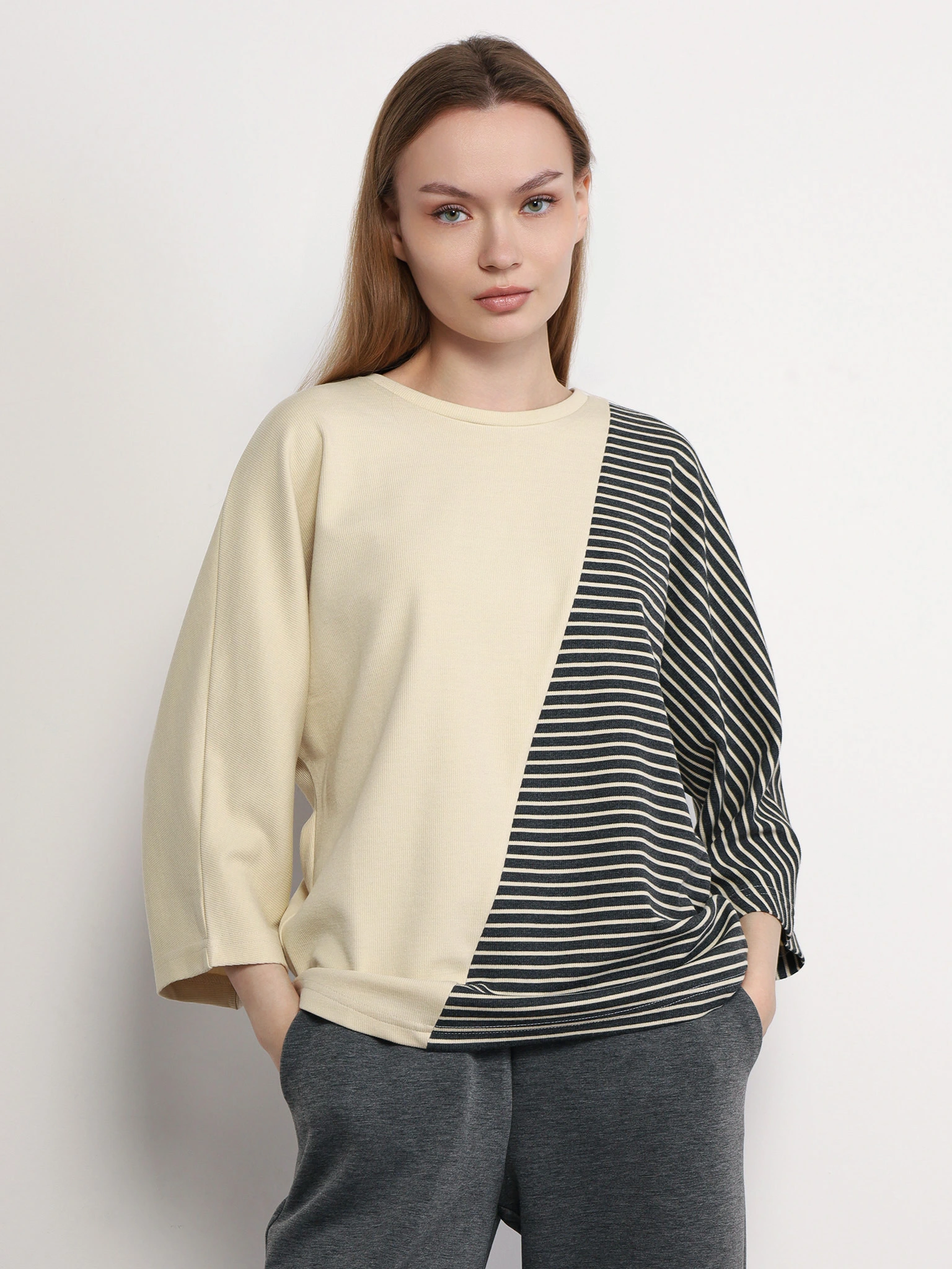 Джемпер бежевого цвета в полоску с рукавами 3/4 